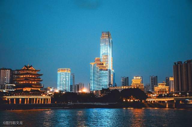 邕江夜游,南宁旅游的首选体验,南宁的母亲河展现南宁夜景多美