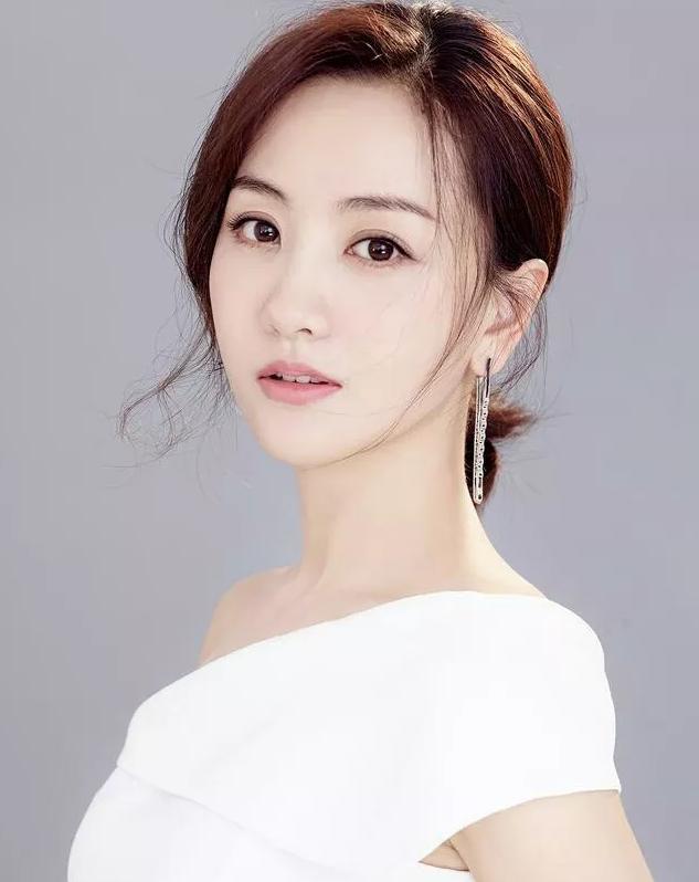 她是圈中最干净的女星,演戏当兼职,出道24年却从不缺