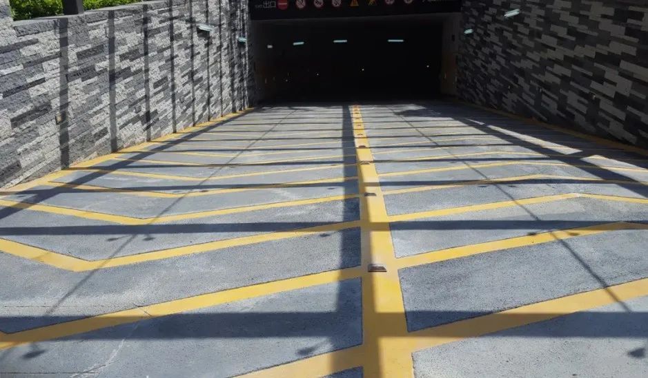 绿城在此基础上改良了设计,采用无振动防滑设计,避免传统减速带下坡