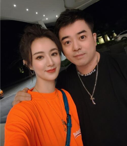 董海锋心疼老婆薇娅,睡前的时候都会给她按脚,希望能够帮她分担一些