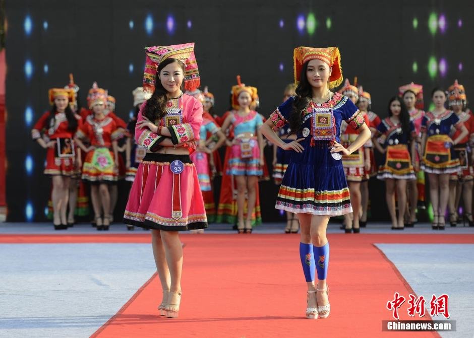 新丝路模特大赛 美女着瑶族服饰走秀[墙根网]