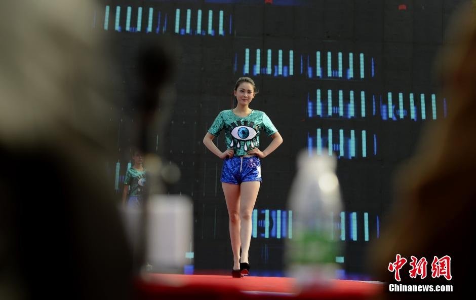新丝路模特大赛 美女着瑶族服饰走秀[墙根网]