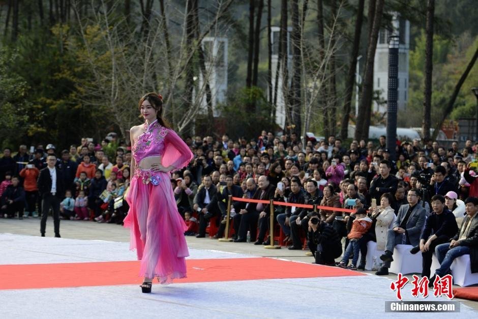 新丝路模特大赛 美女着瑶族服饰走秀[墙根网]