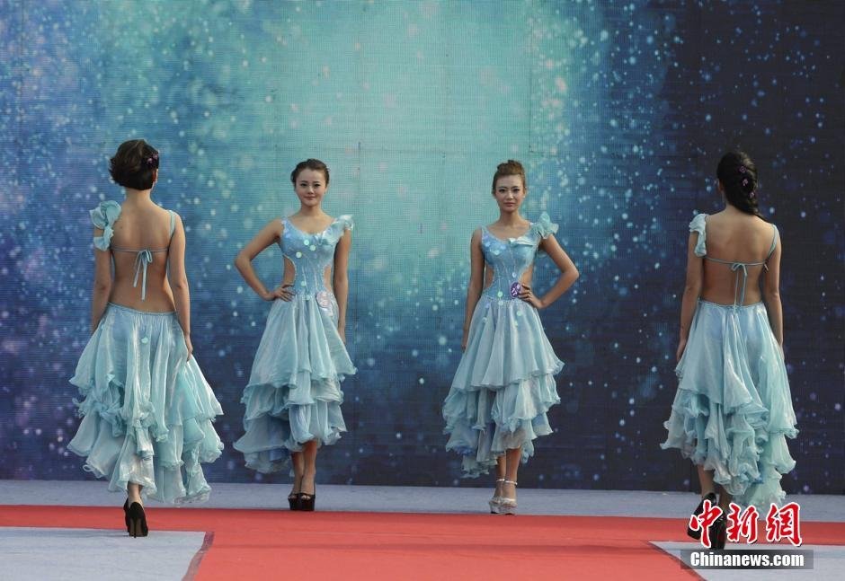 新丝路模特大赛 美女着瑶族服饰走秀[墙根网]