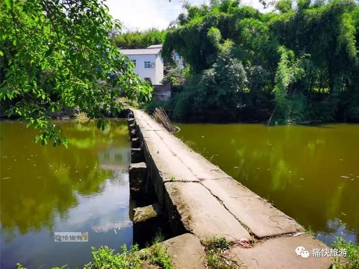 阚桥位于自贡市富顺县长滩镇(原石道乡)龙滩村,建造于清代.