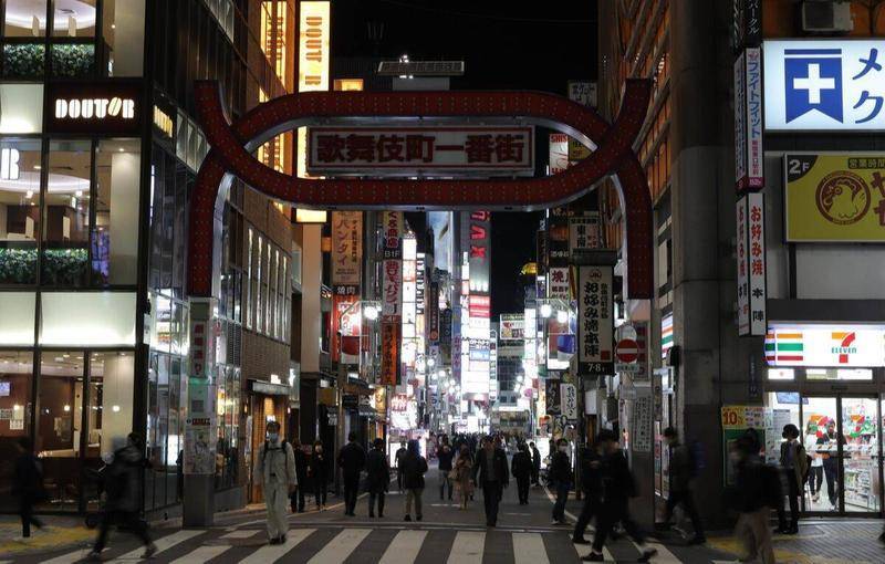 关灯后的新宿歌舞伎町,仍有一些店在营业     :雅虎新闻