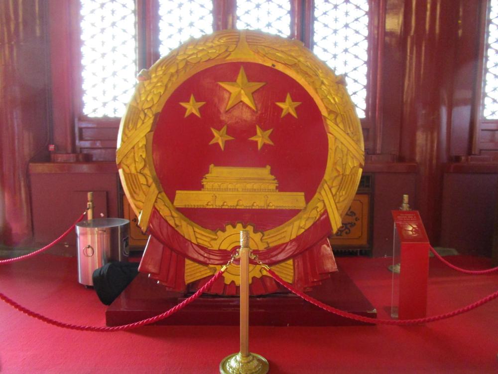 的第一枚国徽,现在于天安门城楼展览在这里,还得提一下我国国徽的设计