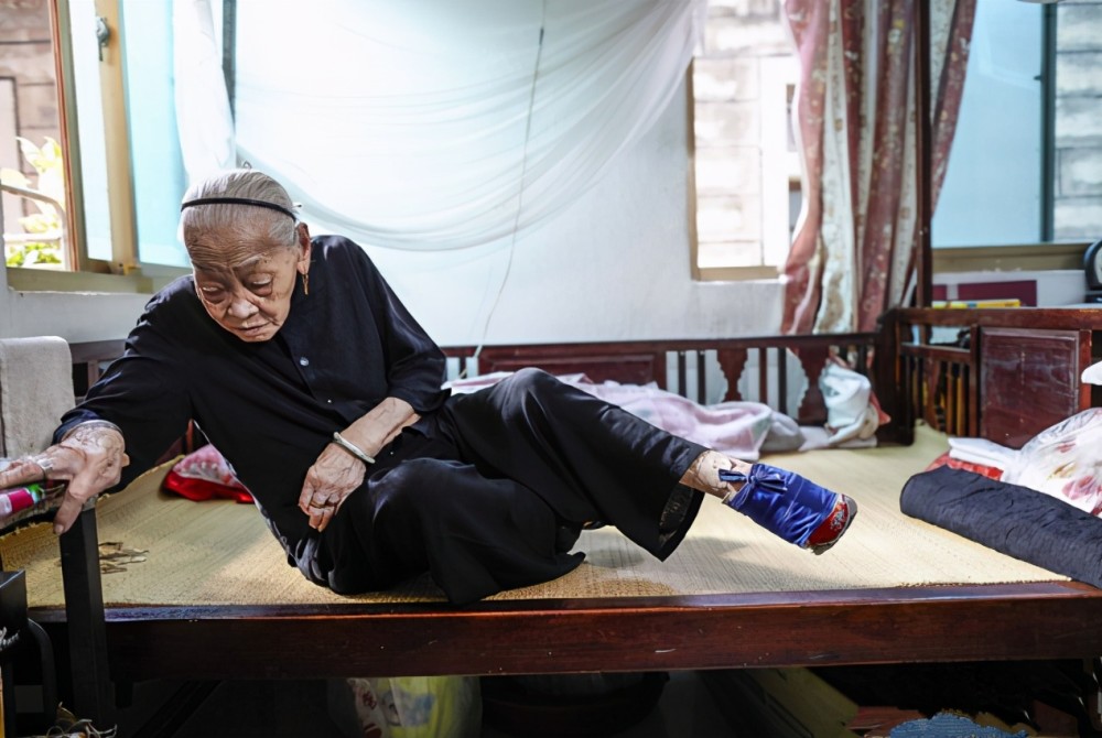 中国最后一位裹脚女性:15岁靠"三寸金莲"嫁大户,洗脚时钻心痛