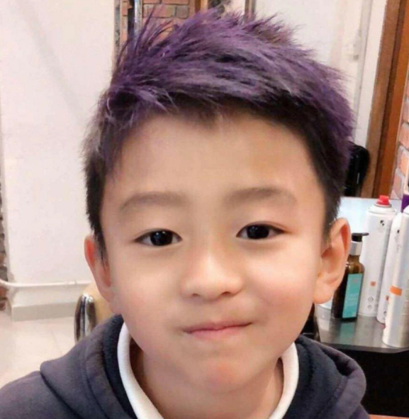 张柏芝与大儿子关系闹僵?俩儿子现身上海街头,保镖护送略显疲惫
