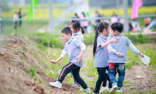 小学生春游一天花费2万巨资,老师一句"按aa制",家长群