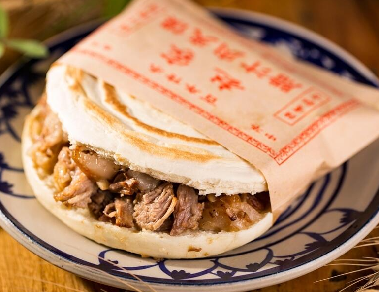 四川锅盔天下第一,陕西的名小吃肉夹馍也不甘示弱!谁更好吃?