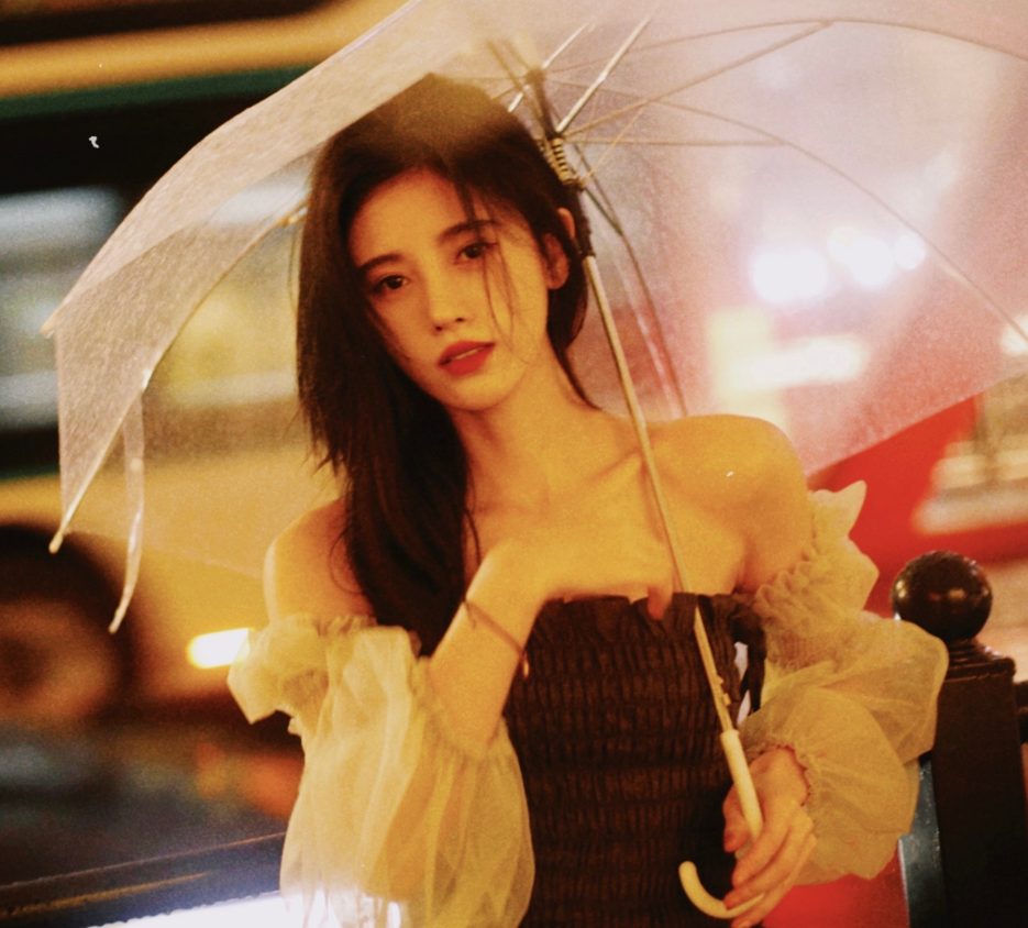鞠婧祎街边撑伞视频曝光,真实肤色成焦点,天生丽质还是涂粉很显然