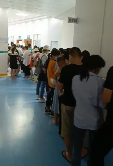 今天,玉林人打疫苗排队的场面,也太壮观了!