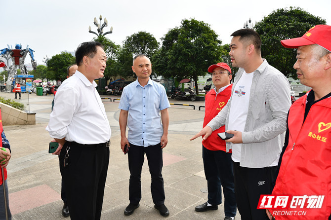 仇湘中督查栗山社区环境卫生整治工作