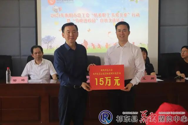 节来临之际,26日上午,市总工会党组书记,常务副主席单绪平率市总工会