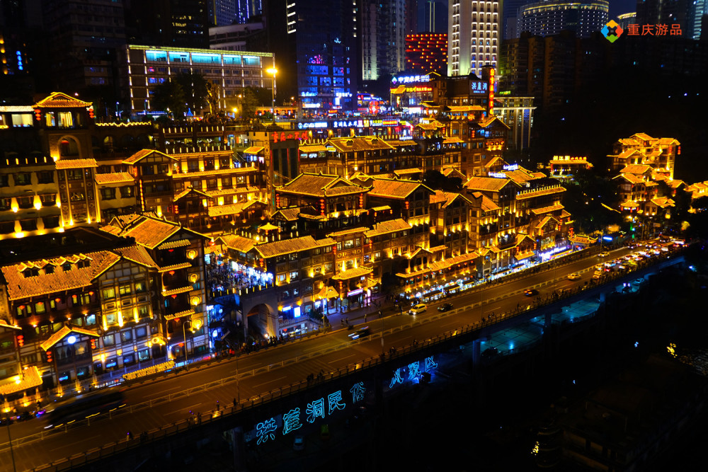重庆洪崖洞:游客最爱去的旅游景点,本地人让一片崖壁重获新生