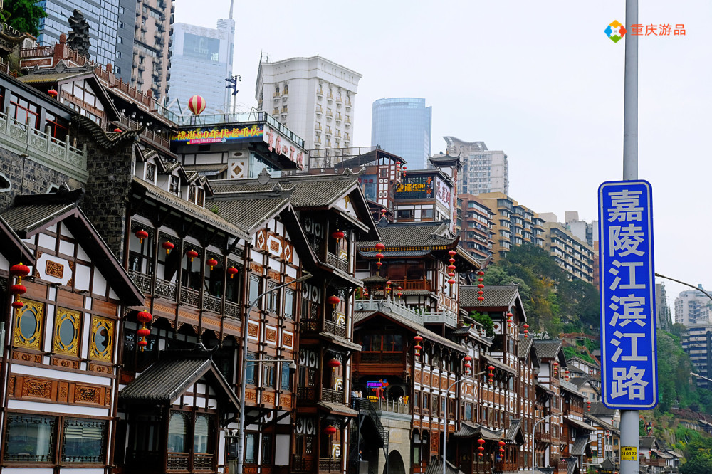 重庆洪崖洞:游客最爱去的旅游景点,本地人让一片崖壁重获新生