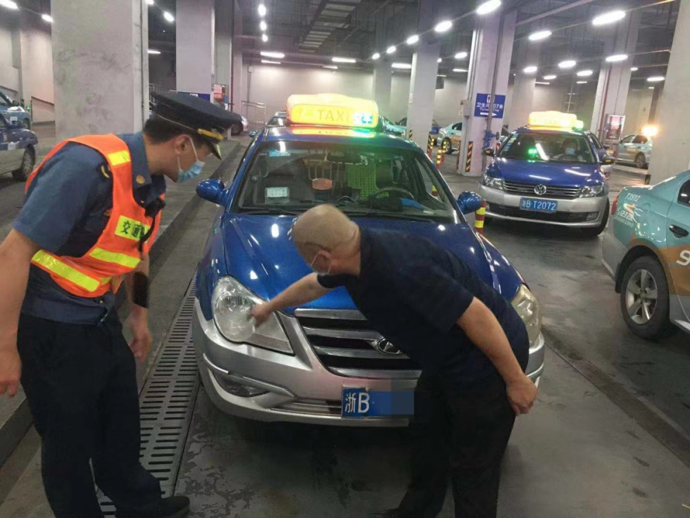 宁波火车站一出租车多收乘客5元"电召费",罚3000元