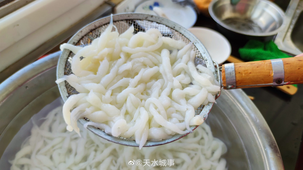 天水人夏天必备美食锅鲰吃起来