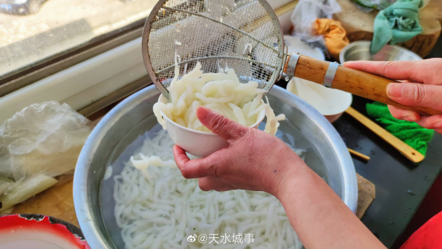 天水人夏天必备美食锅鲰吃起来