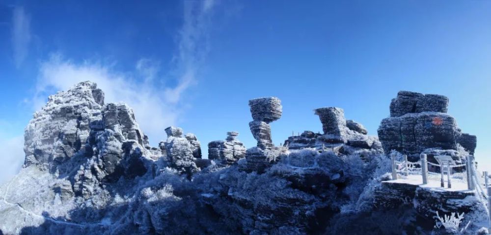 江口,松桃(西南部)3县交界处,海拔2572米,系武陵山脉主峰,国家级自然