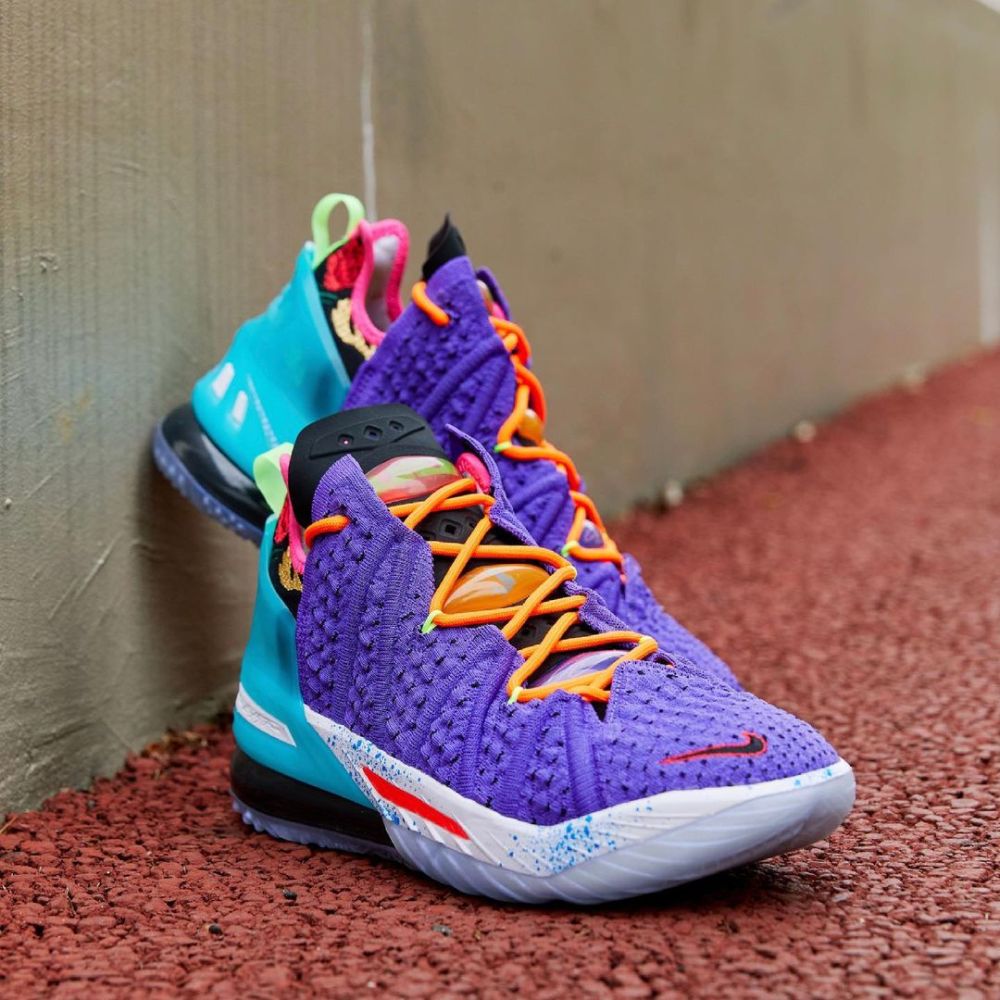 詹姆斯18代篮球鞋新配色,鞋款的针织鞋面使用紫色,鞋带为亮橙色,颜色