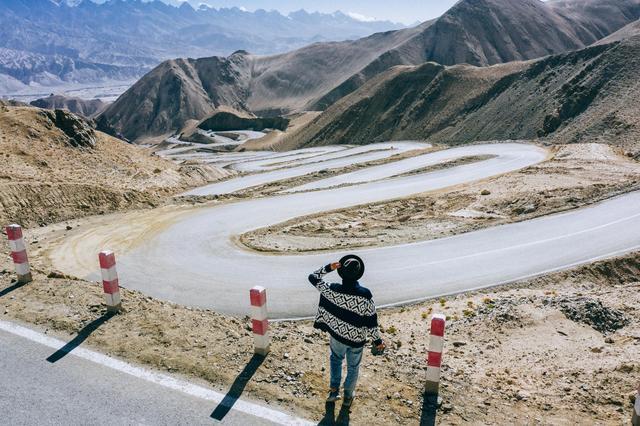 新疆盘龙公路,景色太美了,宛如蜿蜒的巨龙