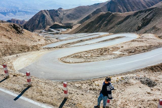 红公路叫瓦恰公路,因像一条巨龙盘卧在大地上,所以也被称为"盘龙古道"