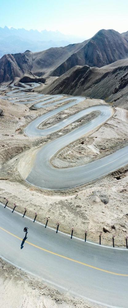 新疆有一条公路爆红网络,30公里600多个弯,有网友评价比318川藏线的