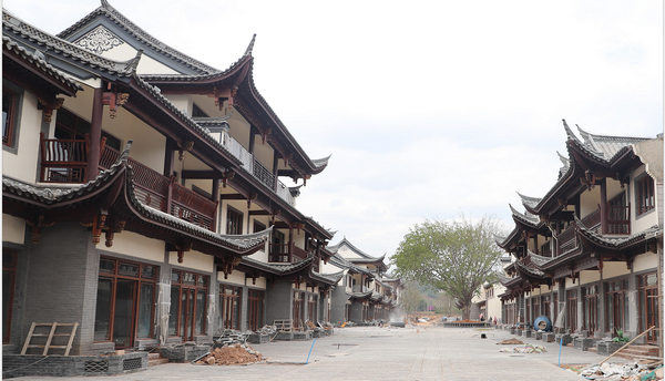 禄丰金山古镇二期国庆开街,市民欢庆大井老街重装回归