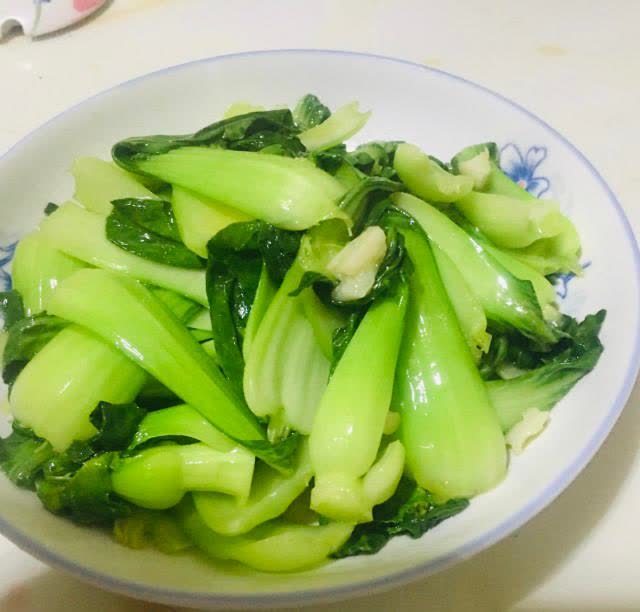 原汁原味,蒜香浓郁,清爽味美. 原料:小油菜,蒜蓉,油,盐,味精.