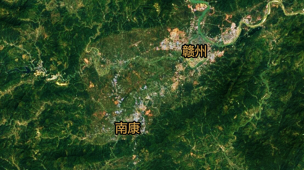 卫星航拍赣州南康区:境内有机场和高铁站,家居小镇很亮眼