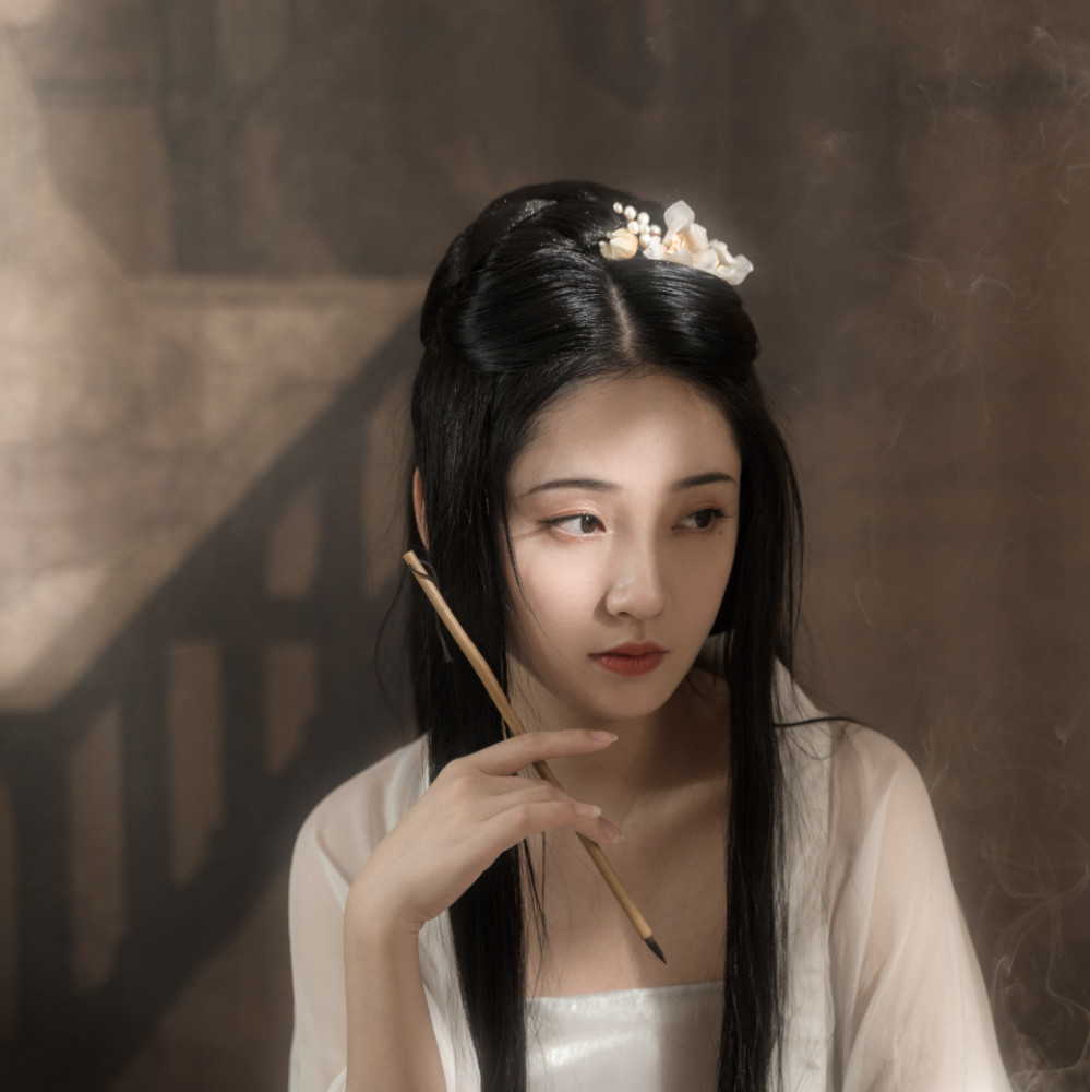 古风真人女生头像:星散白鸥三四点,数笔横塘秋意