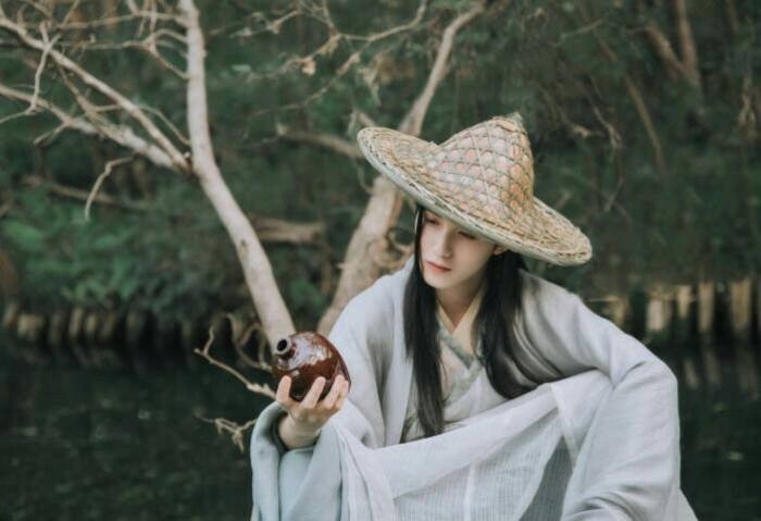 古风真人男生头像:月有微黄篱无影,挂牵牛数朵青花小.