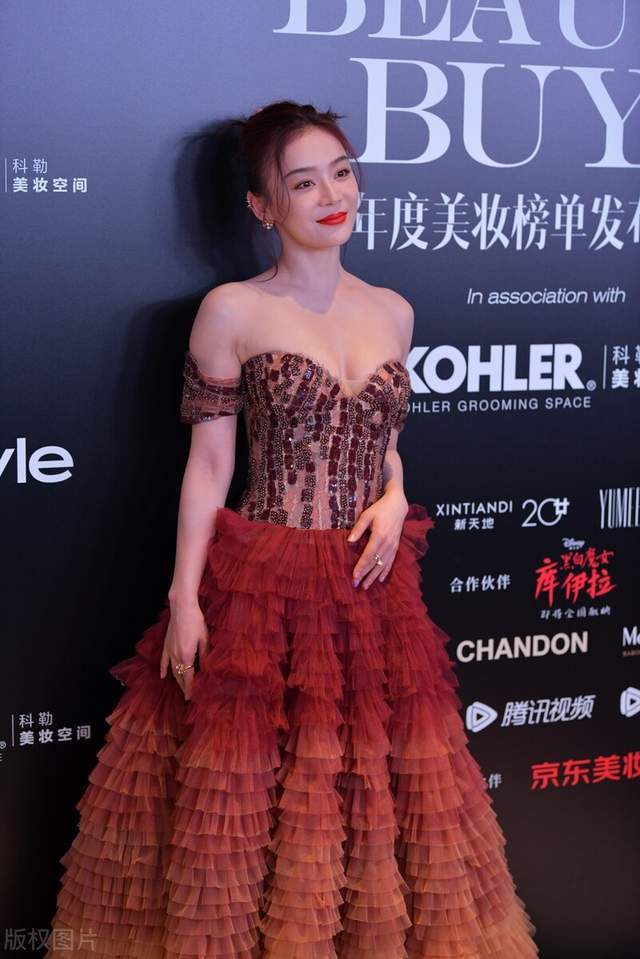 袁姗姗又美出圈了,穿渐变色礼服典雅端庄,傲人上围太惊艳