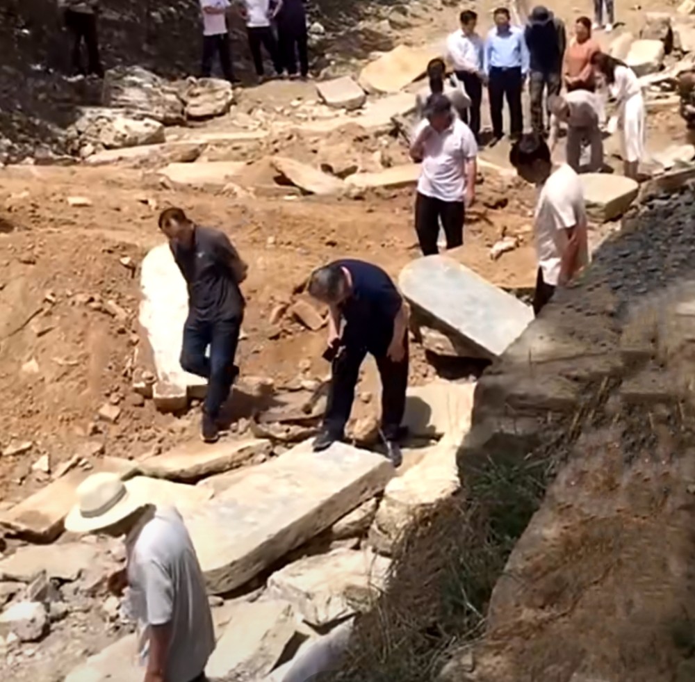河南一个村惊现70多块古墓碑