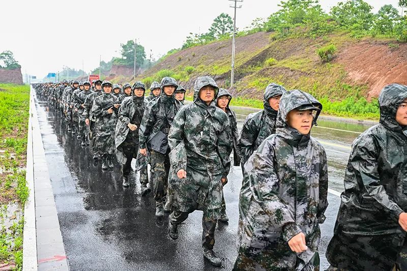 火箭军某部组织新兵战斗技能综合演练