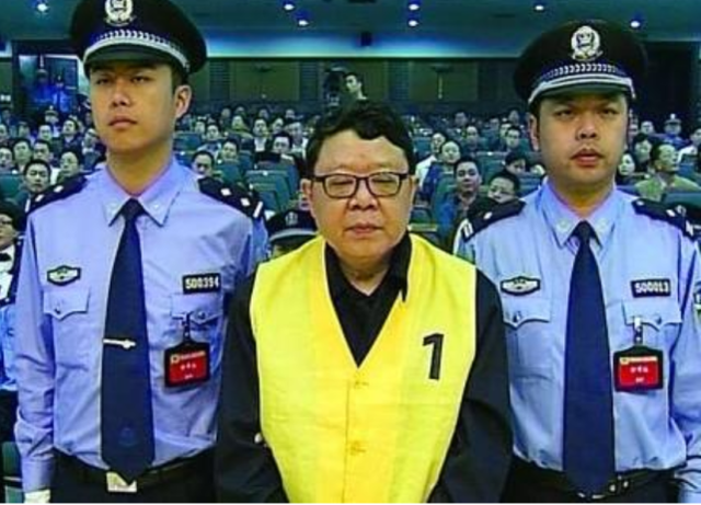 重庆最大黑老虎落马任期内500名杀人犯在逃私藏二级文物