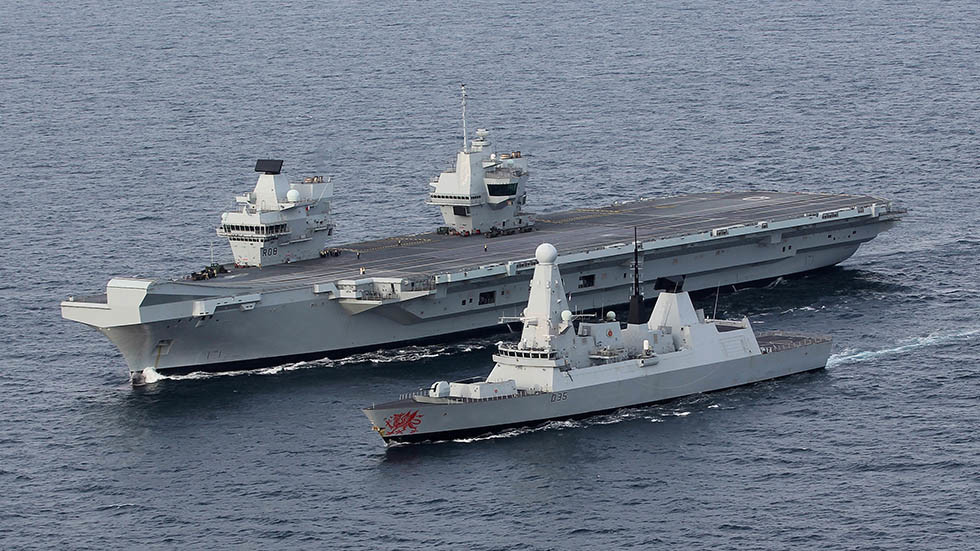 英国皇家海军45型驱逐舰d35"龙"号和"伊丽莎白女王"号航母