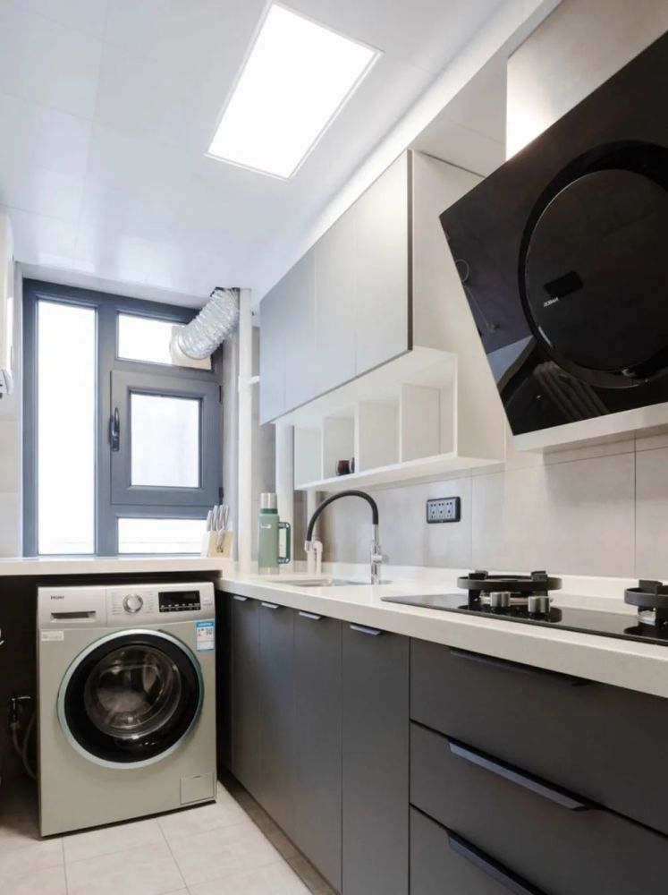 另外,厨房放洗衣机,一般使用向 上排水设计,所以上方橱柜要预留一定的