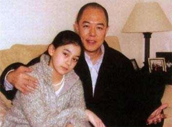 很快两人便坠入了爱河,并登记结婚,而且还有了一个女儿张月亮.