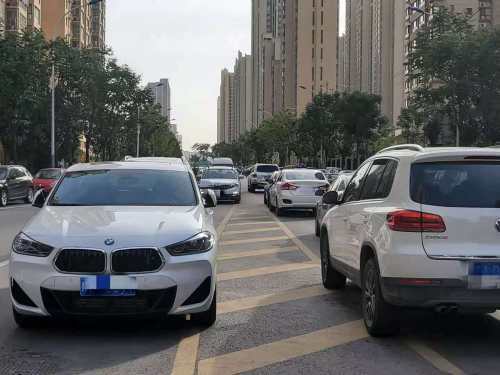 近日,里友张女士向二三里资讯反映,西安延兴门一路沿线车辆随意停放