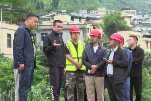 汉源县委书记郑朝彬前往乡镇调研防汛减灾,地灾防治和
