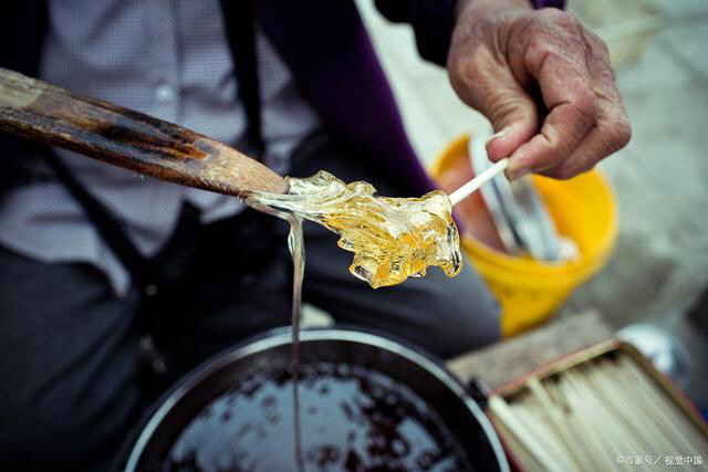 麦芽糖,也叫"搅糖稀,货郎装在桶里在学校门口叫卖,两根小棍搅一搅,扯