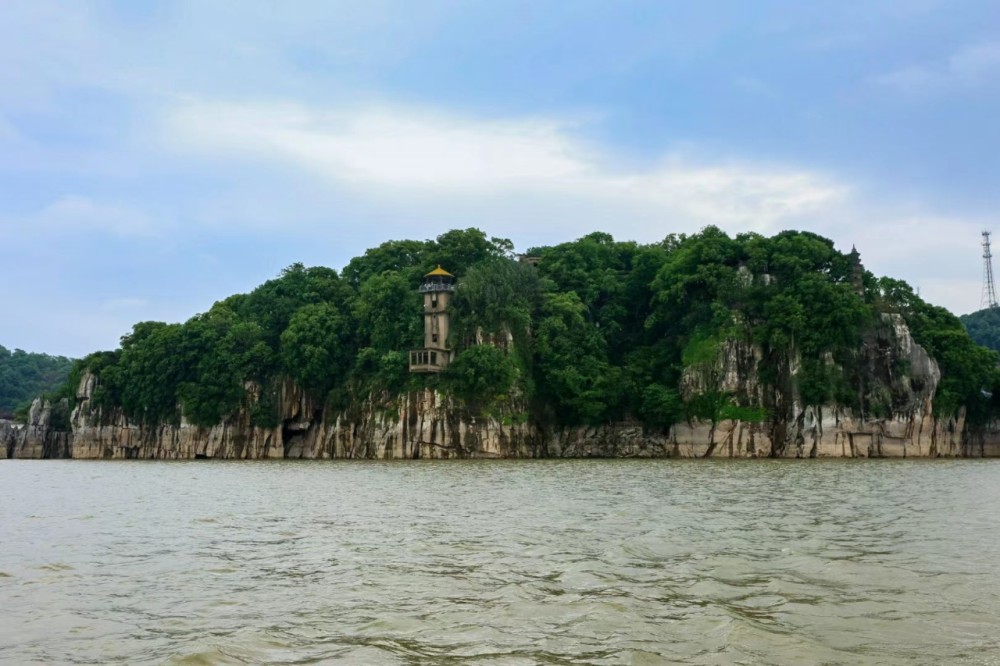 石钟山,位于江西省九江市湖口县城区,长江与鄱阳湖交汇处