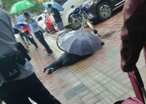 正能量|雨天老人摔倒,沈阳热心市民全程守护