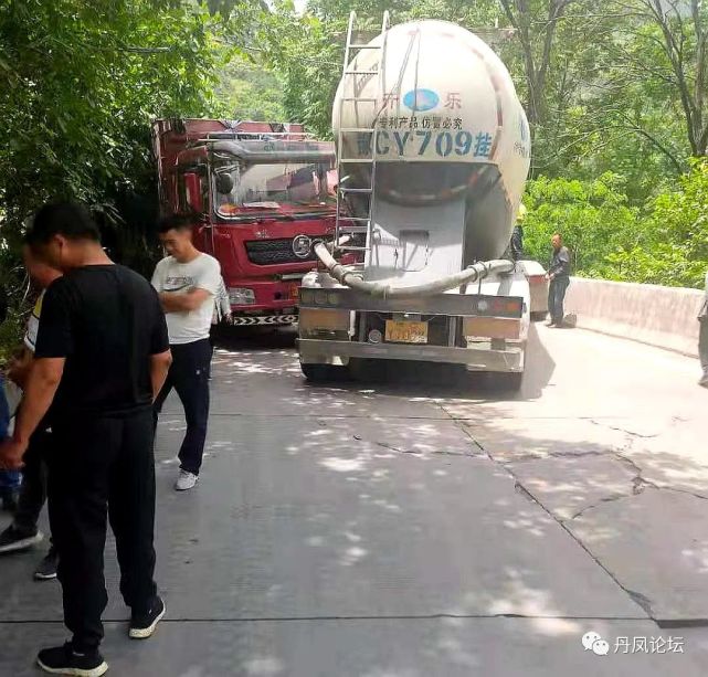 突发鱼岭水库附近发一起交通事故道路交通暂时终断