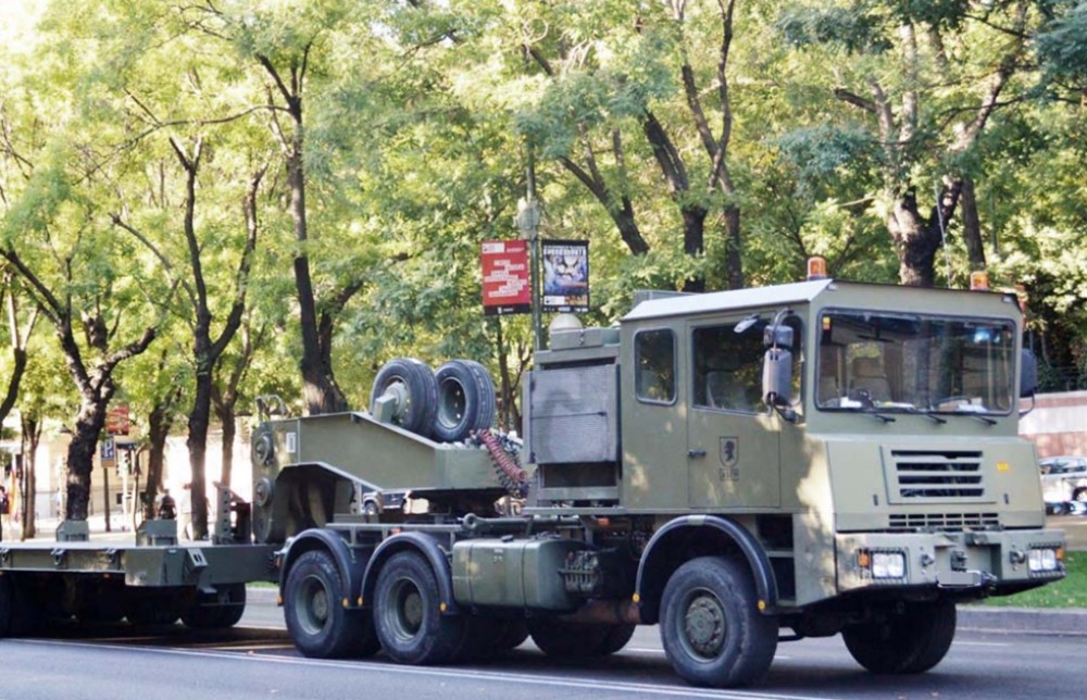 she军用k15 100重型运输车 西班牙丑萌丑萌的大家伙
