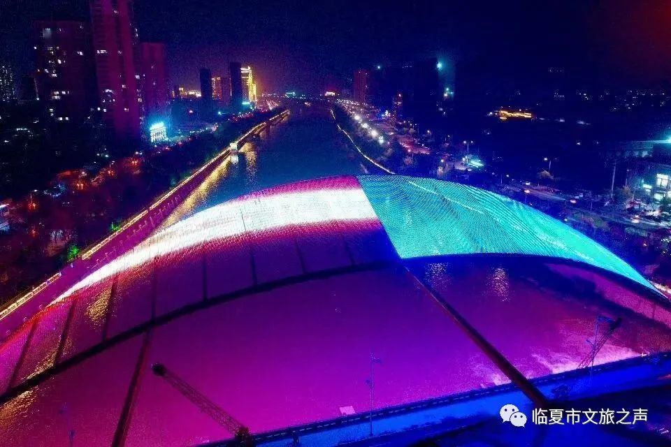 最近临夏人的朋友圈被一座美轮美奂的夜景大桥刷屏,今天小编带大家一