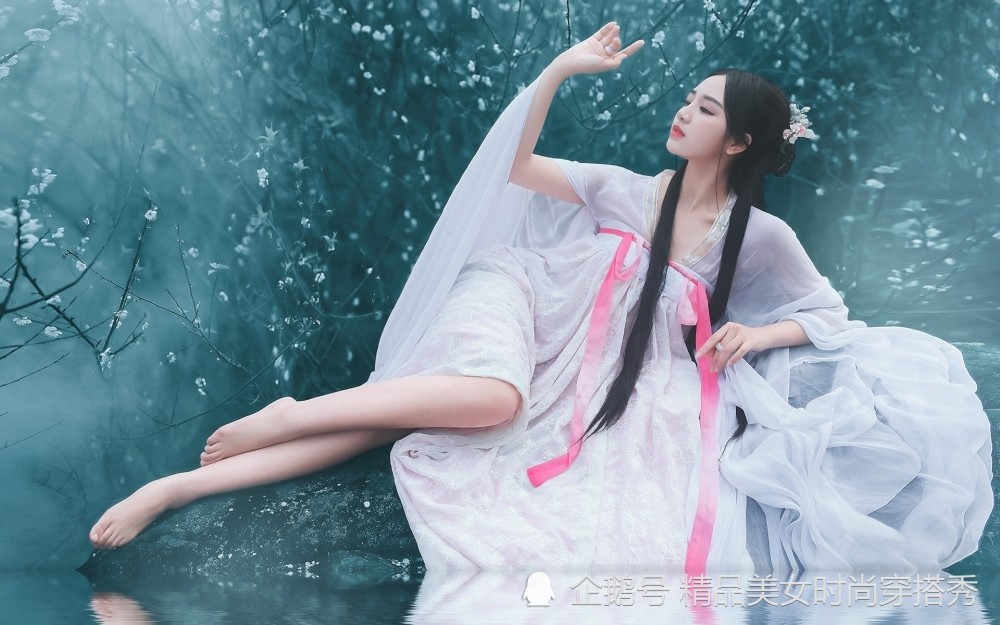 白色小清新的古装美女飘逸灵动,犹如仙女下凡
